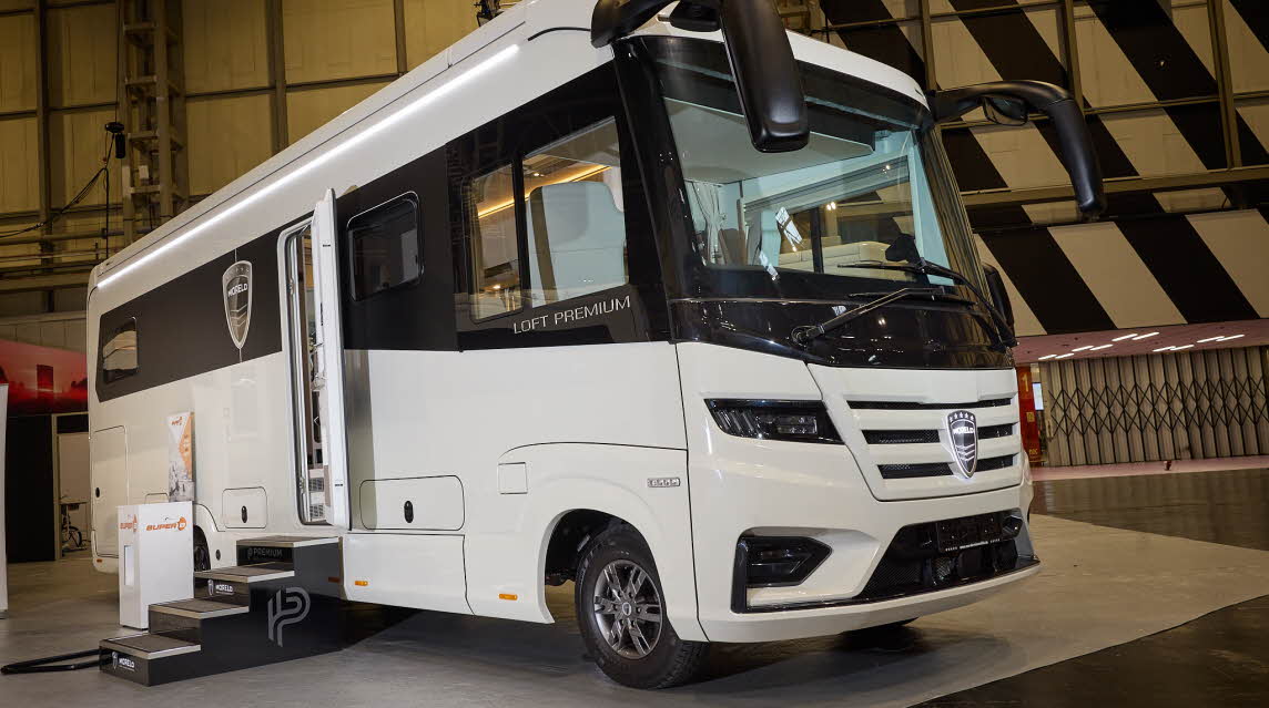 The MORELO LOFT PREMIUM 86LB has a black and white exterior.  There are four steps leading to the open habitation door.  