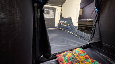 The Raclet Solena 2.1 has an annex with black walls and waterproof flooring. There is a brightly coloured blanket on the floor.