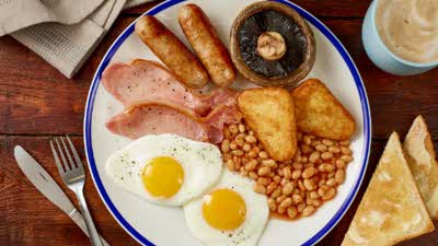 English breakfast with sausage, egg, bacon, bakes beans, hash browns and mushroom