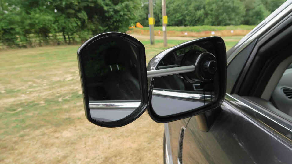 Towing mirror attached to tát a wing mirror